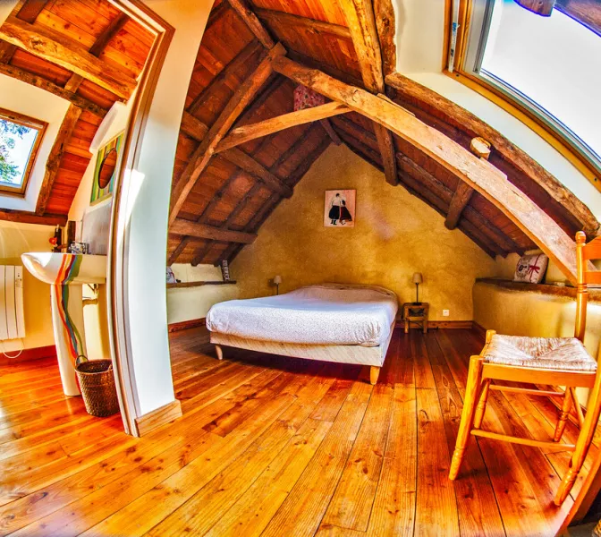 La chambre Tuchenn Kador avec son lit double et sa salle de bain